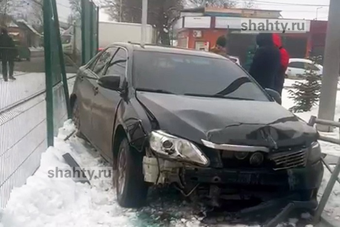 Машина влетела в забор школ. Магазин 5 передача. Автотехцентр фаворит рязань. Иномарки шахты. Автомагазин шахты.