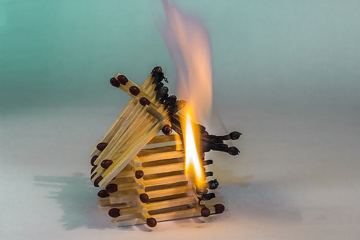 В Шахтах на Артеме сгорела очередная «заброшка»