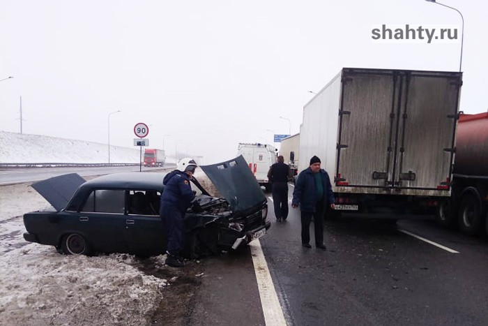 «Газель» отбросила на обочину ВАЗ на трассе М-4 «Дон»