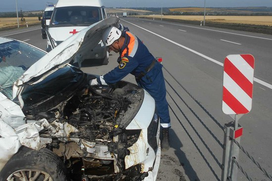 Водовозка столкнулась с Nissan Almera на трассе Ростов — Таганрог: пострадала женщина
