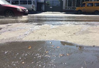 Питьевой водой затопило улицы города Шахты [Фото]
