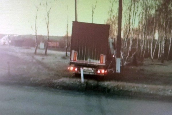 Фура DAF протаранила отбойник и врезалась в дерево на трассе М-4 «Дон»: водитель погиб