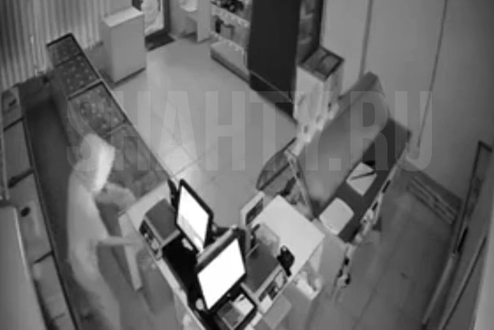 Парень украл из магазина в Ростове выручку и колбасу