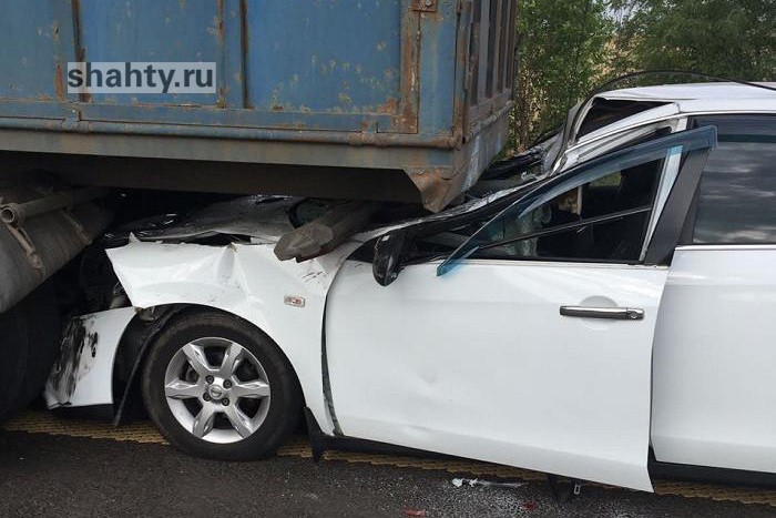 Погибла пассажирка в ДТП на трассе М-4 «Дон»: иномарка влетела под прицеп Камаза с зерном