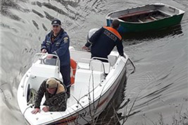 Спасли рыбака, перевернувшегося на лодке в Ростовской области