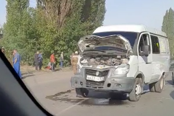 В Шахтах столкнулись «Газель» и Renault: водитель иномарки погиб [Видео]