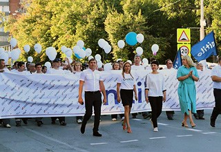 Прошли строем по городу Шахты трудовые коллективы предприятий и организаций [Фото]