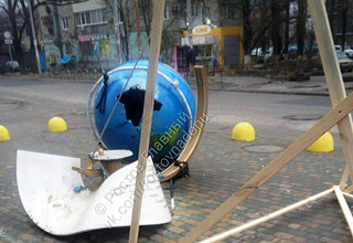 Вандалы разрушили «Глобус» в Ростове на площади Дружинников [Фото]