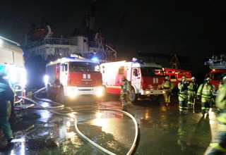 Загоревшийся ночью судоремонтный завод в Ростове тушили 53 огнеборца [Фото]