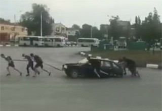 Молодежь таскала легковушку, как бурлаки суда [Видео]