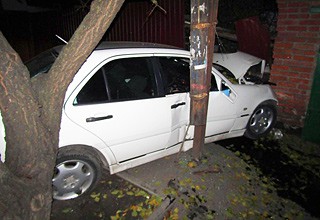 «Мерседес» врезался в забор, гараж и столб в г. Шахты [Фото]