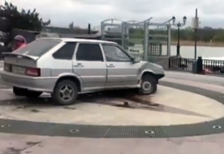 ВАЗ «влетел» на фонтан на набережной в Ростове, протаранив мобильную кофейню [Видео + фото]