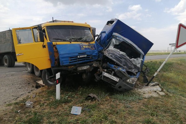 КАМАЗ погубил пассажира «Газели» на трассе в Ростовской области