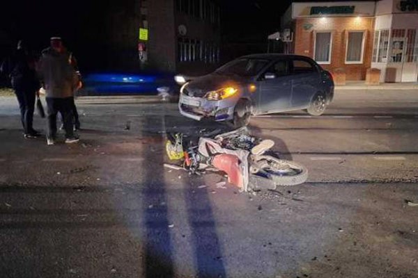 Два 16-летних подростка на мотоцикле столкнулись с автомобилем Chery