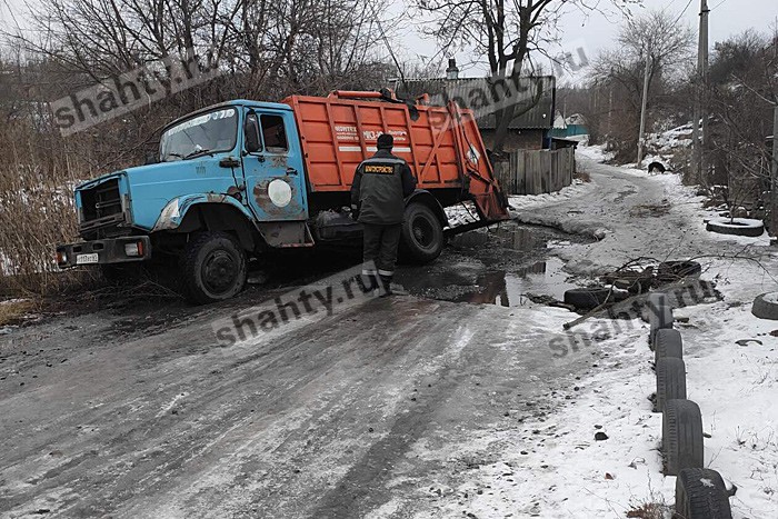 В Шахтах едва не перевернулся мусоровоз из-за порыва воды, который не устраняют