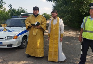 В г. Шахты священнослужители освятили «дорогу смерти», ГИБДД призвала на помощь Бога