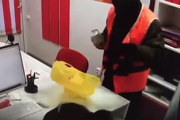 Грабитель угрожал облить кислотой и похищал деньги в Ростове [Видео]