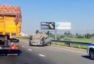 Опрокинулся Subaru после тройного ДТП на трассе Ростов — Батайск [Видео]