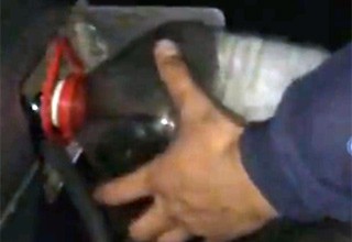 Водитель поймал парня, пытавшего слить бензин с его автомобиля и проучил [Видео]