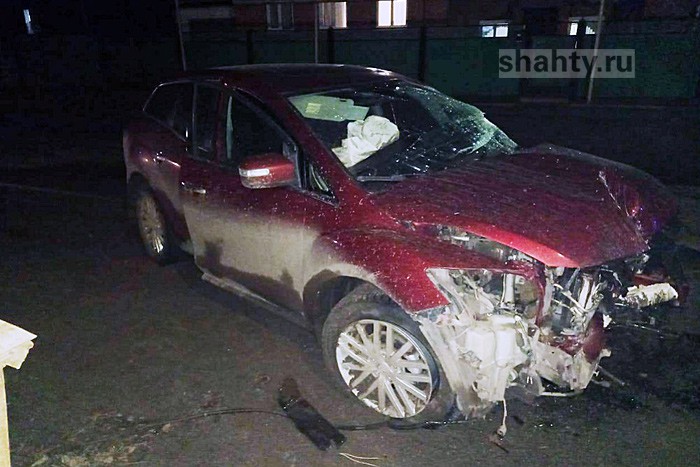 Пьяная мать с грудным ребенком за рулем Mazda CX-7 врезалась в дерево в станице Багаевской