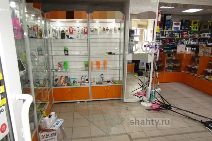 Житель г. Шахты ограбил салон сотовой связи почти на полмиллиона рублей