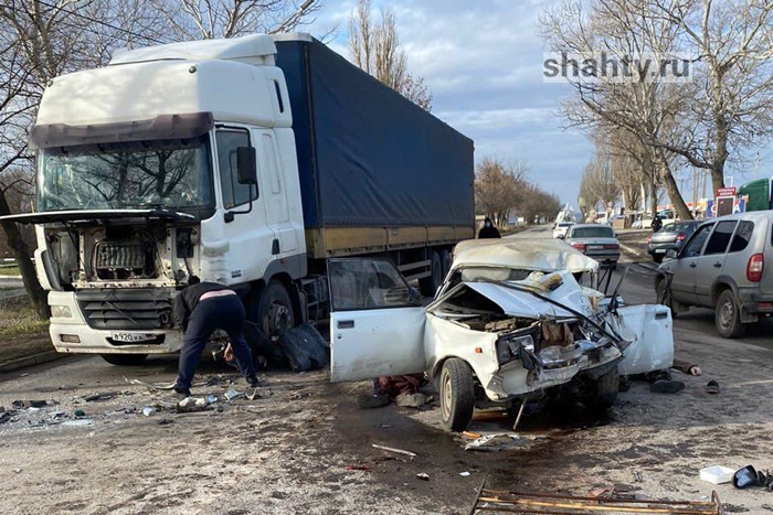 Трое погибли в ДТП, столкнувшись на ВАЗе с грузовиком DAF в Ростовской области
