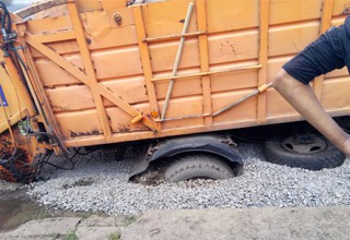 Мусоровоз провалился в яму, присыпанную щебнем в Ростове [Фото]