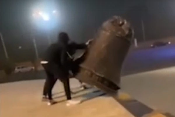 Подростки глумились над упавшим колоколом на мемориале в Ростове