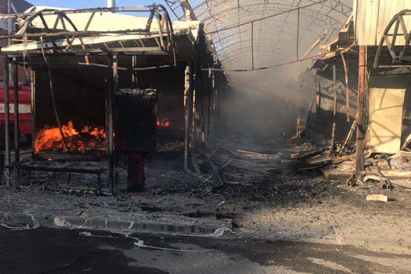 В Шахтах потушили центральный рынок — сгорели десятки ларьков