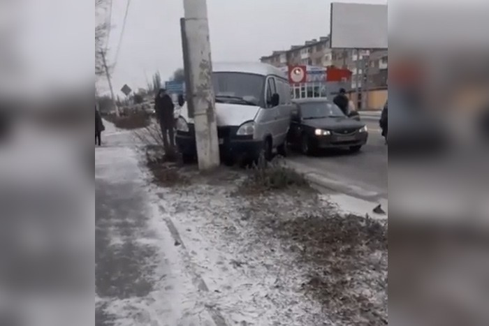 В г. Шахты «Газель» влетела в столб на скользкой дороге