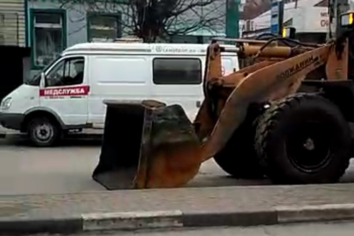 В Шахтах погрузчик убирал пустой асфальт, считает горожанин