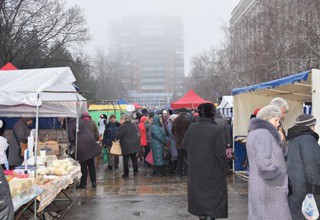 Неплохая ярмарка в г. Шахты была омрачена лужами и грязью [Фото]