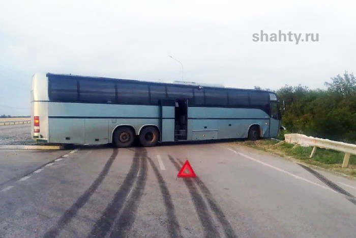 Трактор подрезал: автобус влетел в отбойник и ЛЭП на трассе в Ростовской области