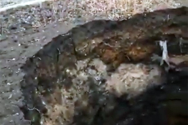 В г. Шахты образовался глубокий провал в земле [Видео]