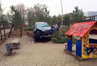 Пьяная блондинка на Land Cruiser Prado протаранила детскую площадку
