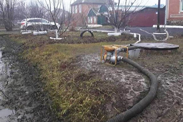 В г. Шахты затопило домовладение из-за дождя — воду откачивают с 1 февраля