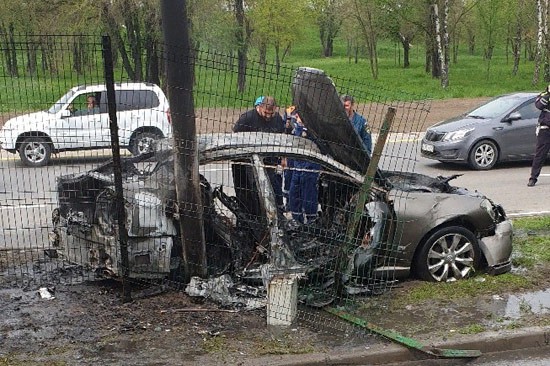 Сгорел «Инфинити», врезавшись в столб под Ростовом в районе «Меги»