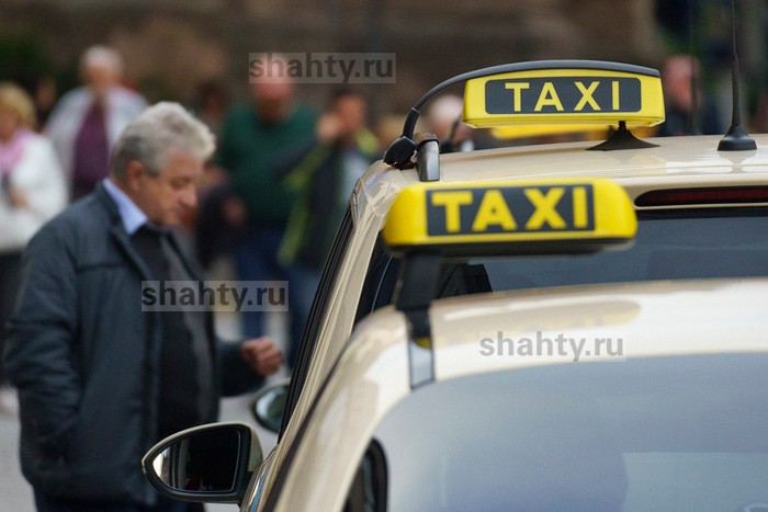 Поездка на такси обошлась в 200 тысяч: таксист обокрал нетрезвого пассажира в Ростовской области