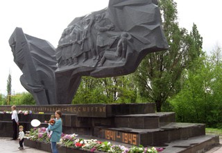 После митинга в пос. Аютинском г. Шахты всех накормили солдатской кашей из полевой кухни