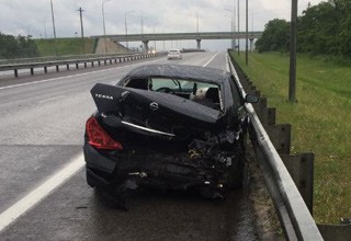 Погибли 2 ребенка в ДТП на трассе М-4 — девушка на Nissan Tiana врезалась в отбойник