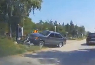 В могилу врезался ВАЗ-2115 в Ростове [Видео]