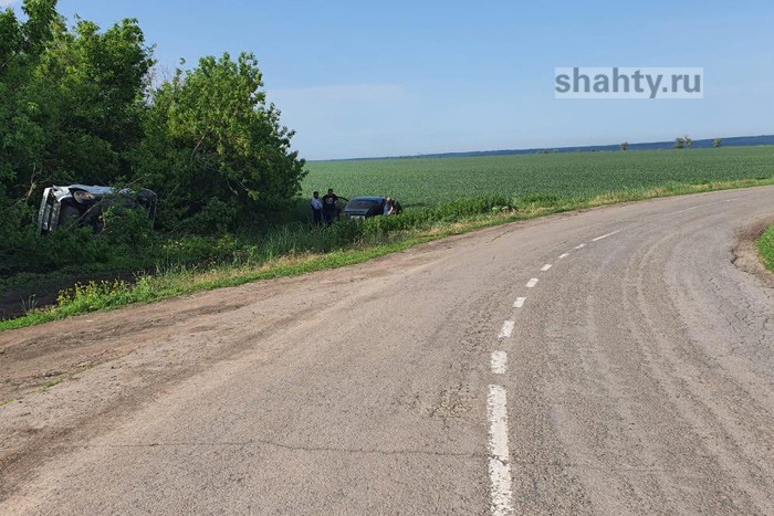 Подростки перевернулись под Шахтами, взяв без спроса машину