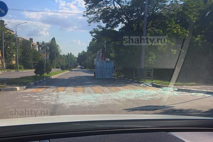В Шахтах разбились стеклопакеты, выпав из грузовика на проспекте Карла Маркса