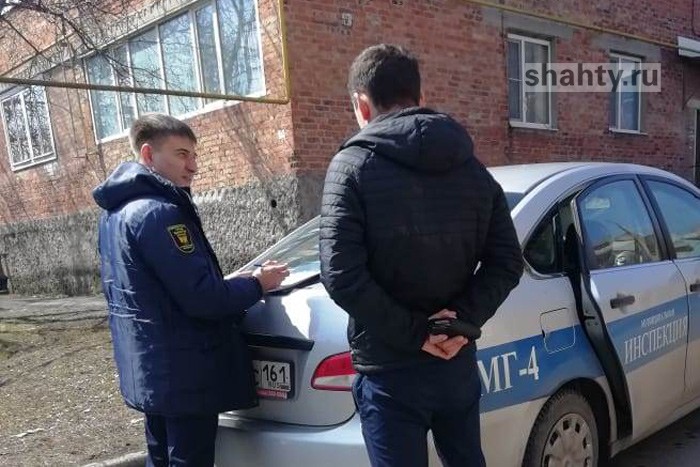 В Шахтах привлечены 34 водителя за парковку на газонах