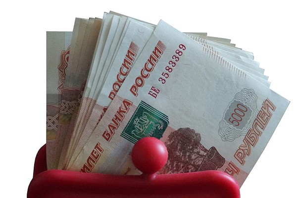 Женщина лишилась 100 тысяч рублей, поверив аферисту, что с ее карты снимают деньги