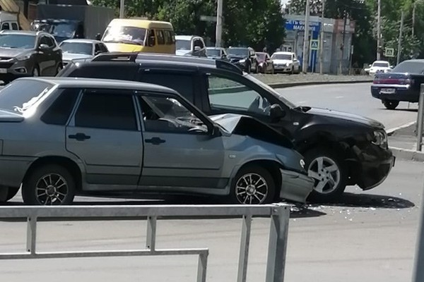 В г. Шахты столкнулись на перекрестке Renault Duster и ВАЗ