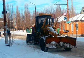Город Шахты от снега убирают 12 спецмашин