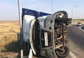 Ураганный ветер опрокинул «Газель» на трассе Ростов — Волгодонск [Фото]