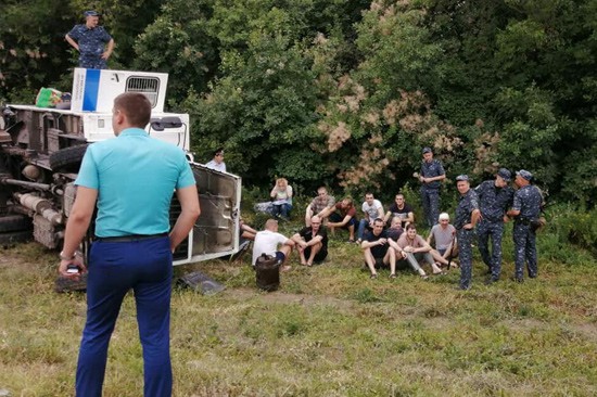 Перевернулся автобус с зэками на трассе Цимлянск — Шахты [Фото]