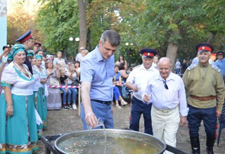 Казаки приготовили 120 литров ухи в г. Шахты, а диаспоры — свои национальные блюда